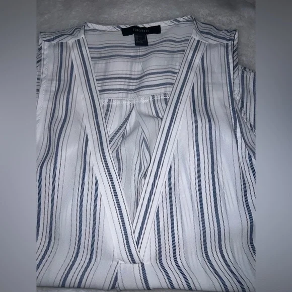 4/$10 Bundle Sale: NWOT Forever 21 Sheer V-Neck No Sleeve Top - Picture 4 of 4